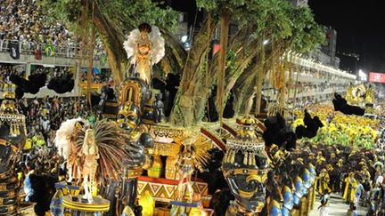 Les écoles de samba paradent au Sambadrome de Rio de Janeiro, le 7 mars 2011. (AFP/VANDERLEI ALMEIDA)