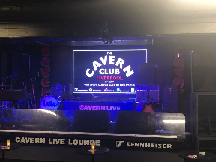 La fameuse scène reconstruite du Cavern Club. (YANN BERTRAND / RADIO FRANCE)