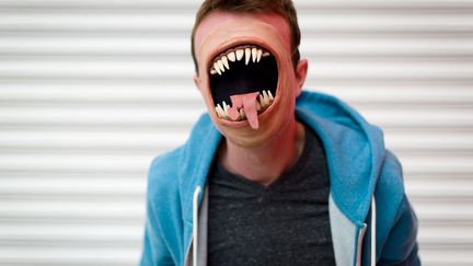 Un fan de comics pose avec un masque au&nbsp;MCM London Comic Con (Royaume-Uni), le 26 mai 2013. (LEON NEAL / AFP)