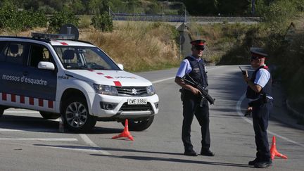 Des policiers à Subirats (Espagne), où un homme qui portait ce qui ressemblait à une ceinture explosive a été abattu, le 21 août 2017. (EMILIO MORENATTI / AP / SIPA)