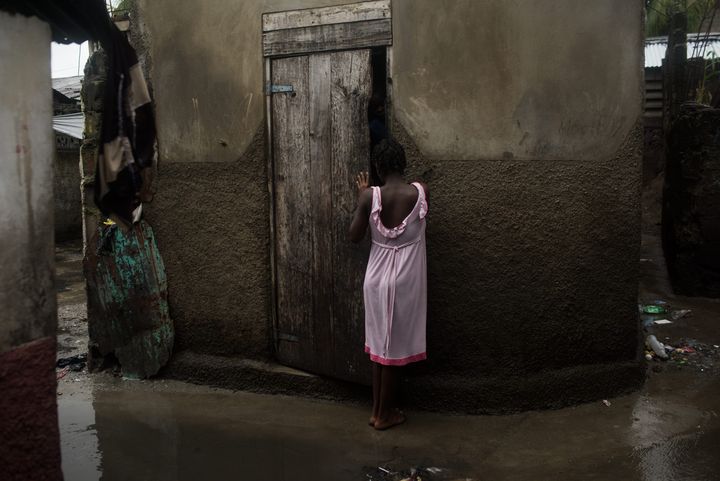 Dans les bidonvilles d’Haïti, la plupart des habitants font leurs besoins dans les ruelles entre les maisons. Les rues sont régulièrement inondées, ce qui favorise le risque de choléra, qui s’est propagé dans le pays depuis le séisme de 2010. (ANDREA BRUCE/ NOOR IMAGES POUR NATIONAL GEOGRAPHIC)