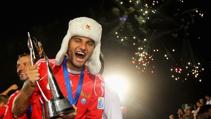 Alexei Makarov brandit la Coupe du monde de beach soccer remport&eacute;e par son &eacute;quipe, la Russie, contre le Br&eacute;sil, &agrave; Ravenne, en Italie, le 11 septembre 2011.&nbsp; (DEAN MOUHTAROUPOULOS / GETTY IMAGES)