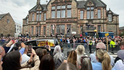 Le cerceuil de la reine Elizabeth II traverse la vieille ville d'Edimbourg le dimanche 11 septembre. (THÉO UHART / RADIO FRANCE)