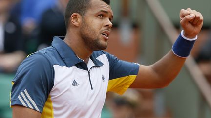 Jo-Wilfried Tsonga apr&egrave;s sa victoire sur le serbe Viktor Troicki &agrave; Roland-Garros, le 2 juin 2013. (PATRICK KOVARIK / AFP)