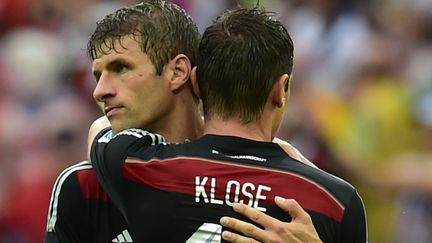 Thomas M&uuml;ller et Miroslav Klose se f&eacute;licitent mutuellement apr&egrave;s le match entre les Etats-Unis et l'Allemagne, jeudi 26 juin &agrave; Recife (Br&eacute;sil). (NELSON ALMEIDA / AFP)