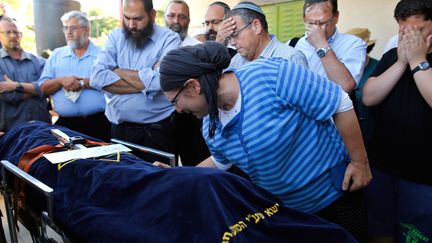 La mère de la jeune fille assassinée se recueille, le 30 juin 2016, dans la colonie de&nbsp;Kiryat Arba, en Cisjordanie. (GIL COHEN-MAGEN / AFP)