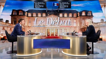 Emmanuel Macron et Marine Le Pen lors du&nbsp;débat télévisé en direct sur les chaînes de télévision françaises TF1 et France 2&nbsp;en Seine-Saint-Denis. (LUDOVIC MARIN / AFP)