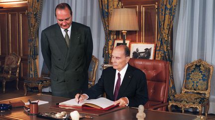 Jacques Chirac et François Mitterrand, dans le bureau du maire de Paris, le 25 août 1994. (FREDERIC HUGON / AFP)