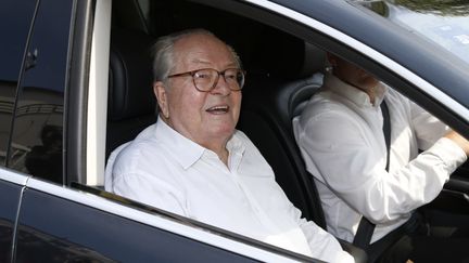 Jean-Marie Le Pen quitte le si&egrave;ge du Front national, vendredi 3 juillet 2015 &agrave; Nanterre (Hauts-de-Seine). (THOMAS SAMSON / AFP)