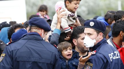 La police retient les migrants qui tentent de passer la fronti&egrave;re entre la Hongrie et l'Autriche, &agrave; Nikelsdorf, le 14 septembre 2015. (LEONHARD FOEGER / REUTERS)