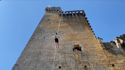 Tourisme : descendre un château en rappel pour découvrir le patrimoine autrement