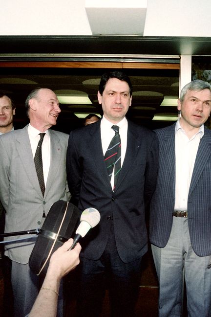 De droite à gauche, les membres de la mission du dialogue – Roger Leray, Pierre Steinmetz, Jean-Claude Périer, Christian Blanc, Jacques Stewart et Paul Guiberteau – répondent aux journalistes à leur arrivée à Nouméa, le 20 mai 1988. (REMY MOYEN / AFP)