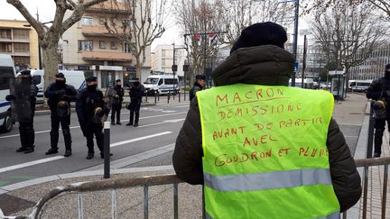 Un "gilet jaune" à Valence (Drôme), lors de la visite d'Emmanuel Macron, le 24 janvier 2019. (BENJAMIN ILLY / FRANCE-INFO)