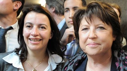 C&eacute;cile Duflot (&agrave; gauche) et&nbsp;Martine Aubry ont valid&eacute;, mardi 15 novembre, un "accord politique" entre le Parti socialiste et Europe &eacute;cologie - Les Verts.&nbsp; (JEAN-FRANCOIS MONIER / AFP)