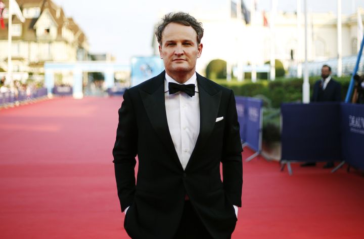 L'acteur australien Jason Clarke avant de recevoir une ovation par le public du 44e Festival de Deauville.
 (CHARLY TRIBALLEAU / AFP)