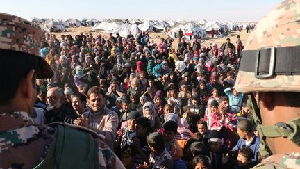 Des réfugiés syriens attendent le 14 janvier 2016 au poste frontière d'Hadalat, à l'Est d'Amman, de pouvoir entrer en Jordanie.&nbsp; (KHALIL MAZRAAWI / AFP)