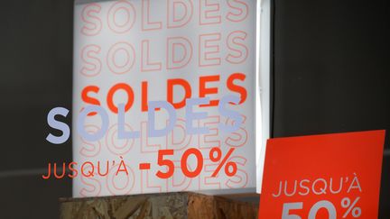 La vitrine d'une boutique à Brest (Finistère) pendant les soldes, le 10 janvier 2020. (FRED TANNEAU / AFP)