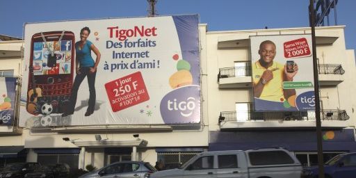 Publicités pour des forfaits mobiles avec Internet au Sénégal. (NICOLAS THIBAUT / PHOTONONSTOP)