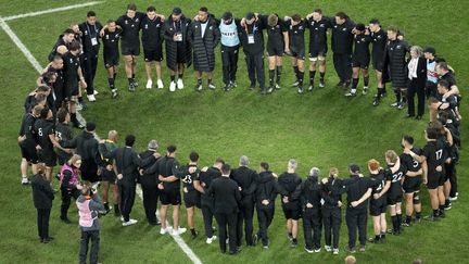 Tout le staff et les joueurs de la Nouvelle-Zélande se rassemblent en cercle après leur défaite en finale du Mondial 2023, au Stade de France, le 28 octobre. (ANTONIN THUILLIER / AFP)