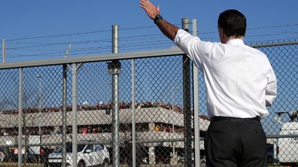 Le candidat r&eacute;publicain Mitt Romney salue les supporters venus l'attendre &agrave; l'a&eacute;roport de Pittsburg (Pennsylvanie), mardi 6 novembre 2012. (JUSTIN SULLIVAN / GETTY IMAGES / AFP)