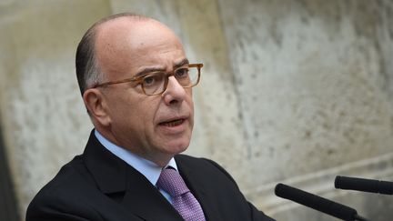 Calais : des migrants transférés en jet privé, Bernard Cazeneuve se défend