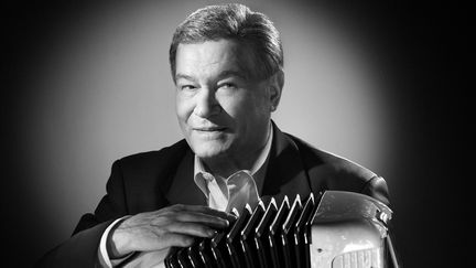 L'accordéoniste Marcel Azzola, à Paris, en 2010. (STUDIO HARCOURT PARIS / AFP)