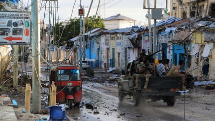 Des agents de sécurité patrouillent près de l'hôtel Hayat à Mogadiscio, en Somalie, le 20 août 2022.&nbsp; (ABUKAR MOHAMED MUHUDIN / ANADOLU AGENCY / AFP)