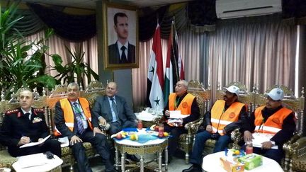 Image provenant de l'agence officielle syrienne Sana, montrant des observateurs de la Ligue arabe rencontrant des officiels du r&eacute;gime d'Al-Assad, le 17 janvier 2012 &agrave; Tartous (Syrie). (AFP / HO / SANA)