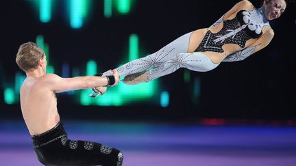 Non ce n'est pas du lancer de patineuse mais une figure r&eacute;alis&eacute;e par un couple russe lors d'un spectacle de danse sur glace &agrave; Shanghai (Chine), le 17 juin 2012. (PETER PARKS / AFP)