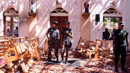 Des soldats se trouvent sur les lieux d'un attentat à Negombo (Sri Lanka), le 21 avril 2019. (STR / AFP)