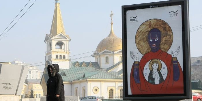 Une affiche de soutien aux Pussy Riot devant la cathédrale de l’Ascension à Novosibirsk (Sibérie). (AFP/Alexandr Kryazhev/RIA Novosti)