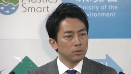 La société évolue aussi au Japon, dans ce pays où le travail est glorifié. Un jeune ministre a pris un congé paternité et c'est un événement. (FRANCE 3)