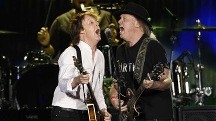 Paul McCartney et Neil Young au festival Desert Tripà Indio, en Californie (8 octobre 2016)
