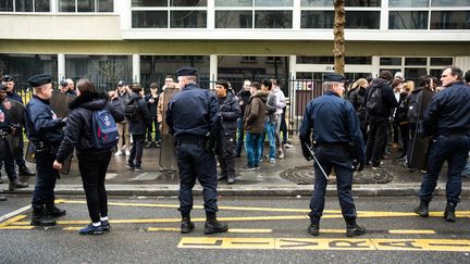 Des étudiants empêchent l'accès au site de Tolbiac&nbsp;de l'université Paris-I Panthéon-Sorbonne,&nbsp;dans le 13e arrondissement parisien, le 29 mars 2018. (JEROME CHOBEAUX / CROWDSPARK)