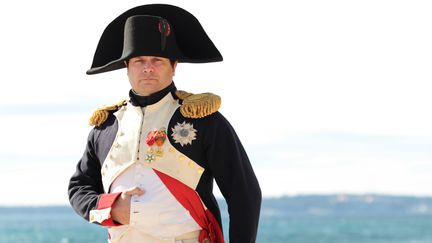 Frank Samson incarne Napol&eacute;on,&nbsp;le 1er mars 2015, sur la plage de Golfe-Juan, &agrave; Vallauris (Alpes-Maritimes), lors du bicentenaire du retour d'exil de l'&icirc;le d'Elbe. (JEAN-CHRISTOPHE MAGNENET / AFP)