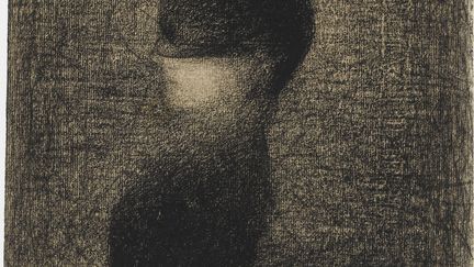 Comme Odilon Redon, Georges Seurat réalise dans les années 1880 une quantité de dessins à la vibration particulière, qu'il appelle "noirs". Le crayon gras Conté qu'il utilise laisse apparaître de subtiles nuances qui contrastent avec la blancheur du papier vergé Ingres à la texture granuleuse, créant des silhouettes denses et vaporeuses.
 (RMN-Grand Palais (musée d’Orsay) / Thierry Le Mage)