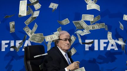 Sepp Blatter a reçu des faux dollars lors de la conférence de presse où il a annoncé que son successeur serait connu lors d'une élection le 26 février 2016 (FABRICE COFFRINI / AFP)