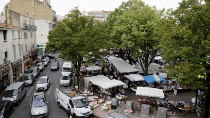 Le suspect a été interpellé place Jean-Jaurès à Marseille (Bouches-du-Rhône), le 26 août 2017, alors que les maraîchers commençaient à installer leurs étals. (MAXPPP)