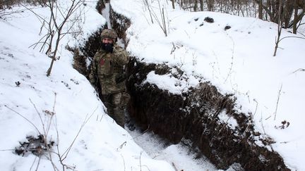 Un soldat ukrainien, le 21 janvier 2022 à Zolote (Ukraine). (ANATOLII STEPANOV / AFP)