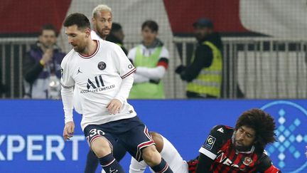 Lionel Messi (PSG) échappe au tacle du Niçois Dante, sous les yeux de Neymar, lors de OGC Nice - Paris Saint-Germain, en Ligue 1 le 5 mars 2022 (SEBASTIEN NOGIER / EPA / via MaxPPP)