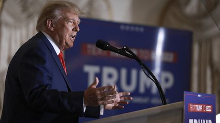 Donald Trump s'exprime depuis sa résidence de Mar-a-Lago, en Floride (Etats-Unis), le 4 avril 2023. (JOE RAEDLE / GETTY IMAGES NORTH AMERICA / AFP)