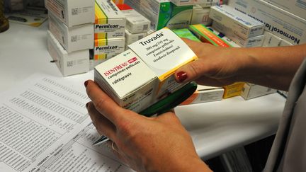 Des antirétroviraux utilisés pour lutter contre la transmission du VIH, le 6 décembre 2017 dans une pharmacie d'Auxi-le-Château (Pas-de-Calais). (PASCAL BACHELET / BSIP / AFP)