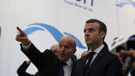 Le 7 novembre 2018, Emmanuel Macron et Issad Rebrab visitent le futur site dans les Ardennes de EvCon, la filiale de Cevital. (FRANCOIS MORI / POOL / AFP)