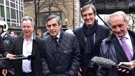 François Fillon, candidat à l'élection présidentielle, entouré d'élus le soutenant, le 1er mars 2017 à Paris. (CHRISTOPHE ARCHAMBAULT / AFP )