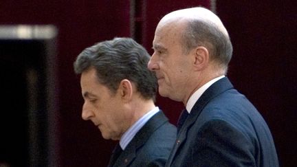 Alain Jupp&eacute; aux c&ocirc;t&eacute;s de Nicolas Sarkozy lors des voeux du pr&eacute;sident aux corps diplomatiques au palais de l'Elys&eacute;e &agrave; Paris, le 20 janvier 2012. (CHARLES PLATIAU / POOL / AFP)