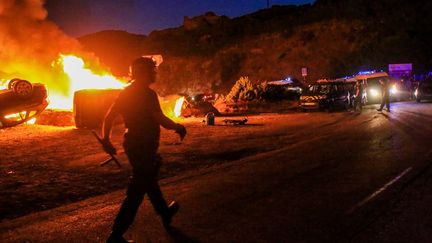 Des voitures incendiées&nbsp;à Sisco, en Haute-Corse, le 13 août 2016. (MAXPPP)