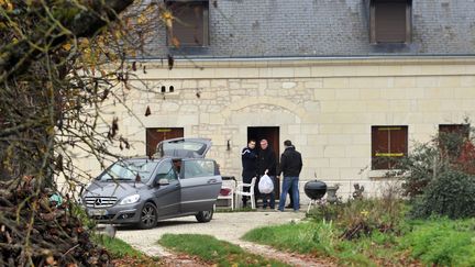 Les enqu&ecirc;teurs fouillent la maison de Sylviane Hamon, soup&ccedil;onn&eacute;e d'escroquerie, &agrave; Benais (Indre-et-Loire), le 27 d&eacute;cembre 2011. (ALAIN JOCARD / AFP)