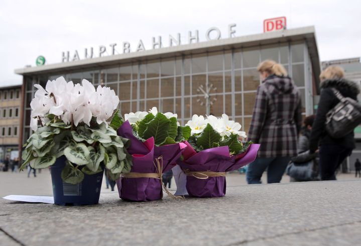 Des fleurs ont été déposées sur l'esplanade devant la gare centrale de Cologne (Allgemagne), le 7 janvier 2016, là où des agressions sexuelles ont été commises la nuit du Nouvel An. (OLIVER BERG / DPA / AFP)