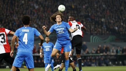 Mattéo Guendouzi au duel avec Lutsharel Geertruida lors de la demi-finale aller de Ligue Europa conférence entre le Feyenoord Rotterdam et Marseille, le 28 avril (MAURICE VAN STEEN / ANP)