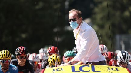 Le directeur du Tour de France Christian Prudhomme donne le départ de la 18e étape de la 107e édition du Tour de France, 168 km entre Méribel et La Roche sur Foron, le 17 septembre 2020. (KENZO TRIBOUILLARD / AFP)